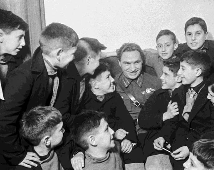 Герой Советского Союза, летчик-испытатель Валерий Чкалов на встрече с детьми испанских
республиканцев