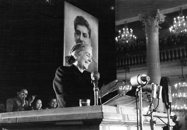 Лидер испанских коммунистов Долорес Ибаррури на трибуне в Колонном зале в Москве, 1951 год