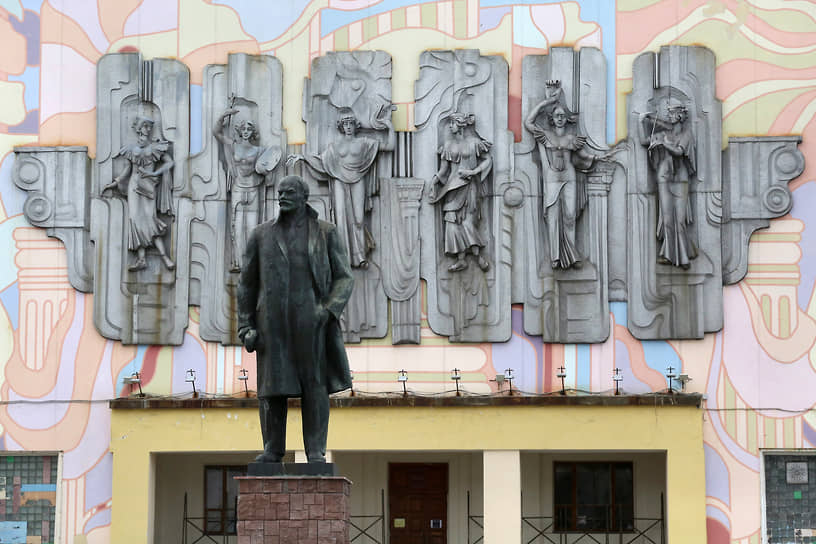 Фасад дворца культуры — местная достопримечательность. Композиция «Музы» дагестанского скульптора Башира Увайсова — это чеканка по металлу вручную площадью 24 на 8 метров