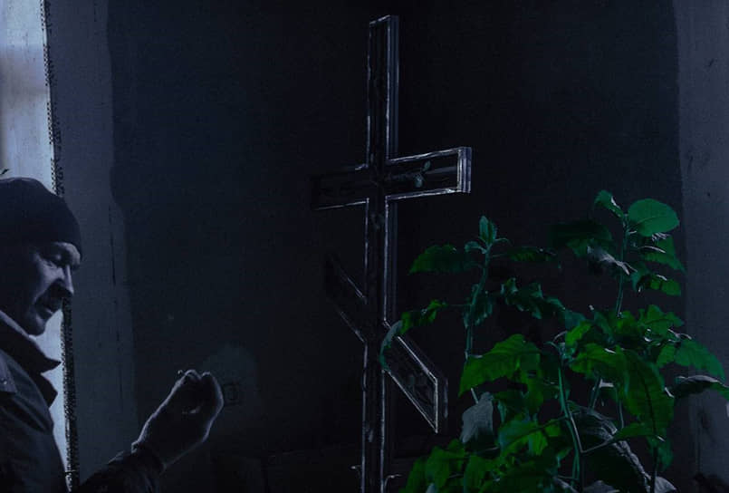 В гараже стоит крест, который Игорь, наемный работник, приготовил для могилы своих близких