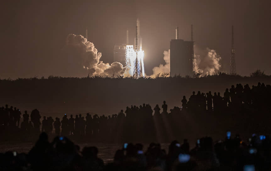 Запуск к Луне китайского зонда «Чанъэ-5» с космодрома Вэньчан. Зонд успешно прилунился 1 декабря