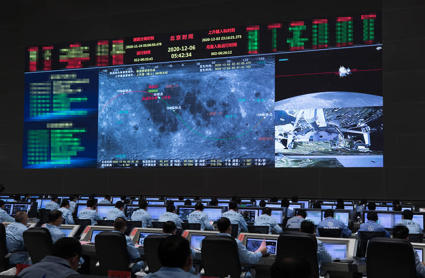 В Пекинском аэрокосмическом центре отслеживают стыковку зонда, взявшего образцы лунного грунта, с возвращаемым модулем на орбите Луны