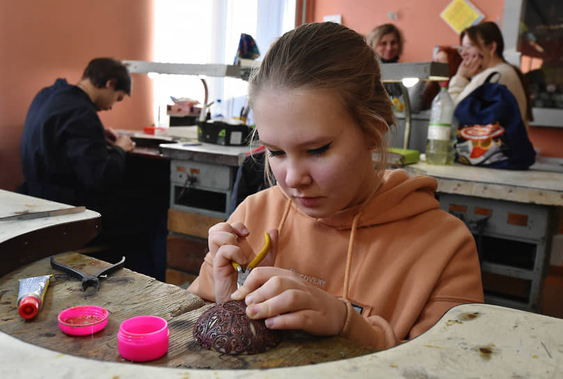 В жизни студентки Екатерины Сафоновой это первая вазочка из скани, сделанная своими руками. Дай бог, не последняя
