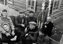 Шукшин с матерью и друзьями в Сростках. 1963 г.