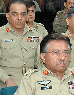 Первез Мушарраф (на переднем плане) уже не президент Пакистана, а пакистанские спецслужбы уже не контролируют радикальные террористические группировки. Кому это выгодно?
