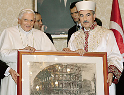 Али Бардакоглу (справа) - главный по религии Турции - рядом с тем, кого он еще недавно называл «хулителем Пророка»