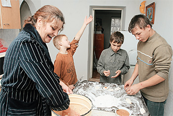 Пироги на подходе стараниями завуча Надежды Сячиной и ее троих приемных детей