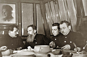 Папанин, Федоров и Шмидт (справо налево) обедают в каюте капитана ледокола «Ермак» 
