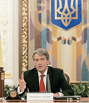 Виктор Ющенко заготовил два варианта обращения к избирателям—на случай сохранения оранжевой коалиции и по поводу объявления роспуска Верховной рады. Пригодился вариант номер два