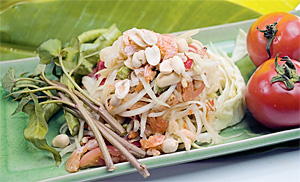 Знаменитый салат из папайи сом там—визитная карточка тайской кухни