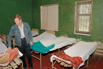 Начальник вытрезвителя: «Да эти кровати еще сто лет простоят!»