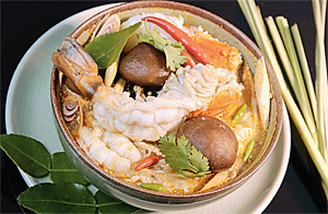 Суп том ям кунг готовится на основе кокосового молока и креветок 