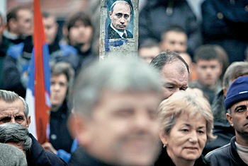 Президент РФ так популярен на митингах в Сербии, что местным демократам впору доказывать: мы не меньше сербы, чем Путин