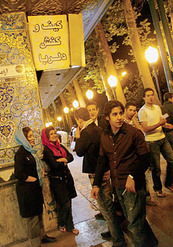 Молодежная тусовка. О том, что вы в Иране, напоминают платки на головах у девушек и яркое освещение