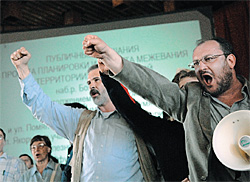 В слушаниях по «Охта-центру» пока победила сплоченная массовка. (фото Сергея Ермохина) 