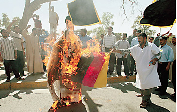 Иракские демонстранты сожгли чучело Папы и немецкий флаг