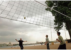 Пляжный волейбол в центре Северной столицы