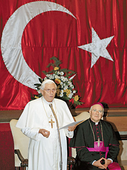 Бенедикт XVI и папский нунций в Турции Антонио Лючибелло (справа) под флагом страны-хозяйки