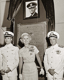 1961 год. Лейтенант Джон Маккейн с отцом-контрадмиралом и матерью на базе ВМФ США, названной именем его деда-адмирала