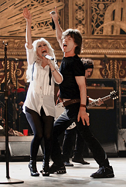 Мик Джаггер и Кристина Агилера во время концерта (кадр из фильма) 