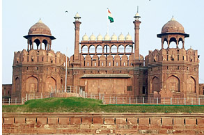Индия. Комплекс «Красный форт» (Дели) - дворцовое укрепление Шахджаханабада - столицы пятого правителя империи индийских Моголов Шах-Джахана