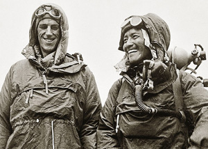 Первый человек, покоривший Эверест, - Эдмунд Хиллари - (на фото слева) считает,что помогать нужно всегда 