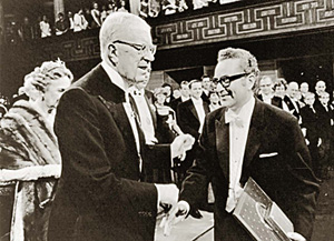 Марри Гелл-Ман (справа) на вручении Нобелевской премии в 1969 году