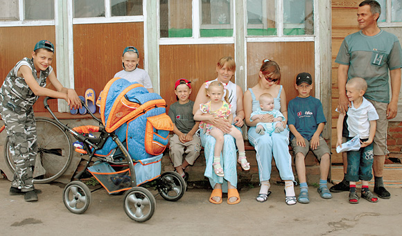 Семья Вилковых - образцово-показательная. Глава семейства Олег Вилков (на фото крайний справа) не пьет