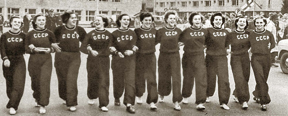 Впервые советские спортсмены отстаивали честь своей страны в 1952 году на XV Олимпиаде в Хельсинки