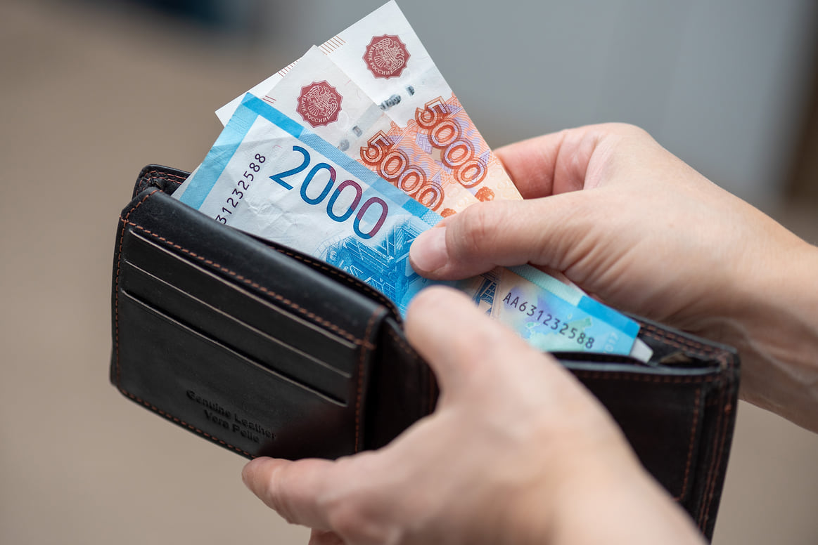 Сотрудники в офисе обсуждают рабочие вопросы