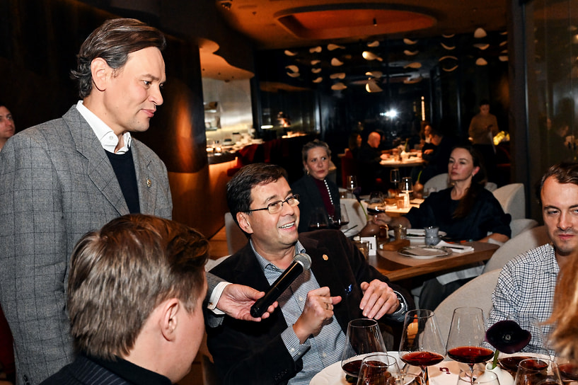 Винный ужин «Вино на каждый день от Сергея Аксеновского», организованный клубом «Коммерсантъ». Сомелье Сергей Аксеновский (слева) на ужине