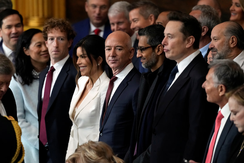 Основатель Amazon Джефф Безос (по центру) с женой Лорен Санчес и глава SpaceX, Tesla Илон Маск (второй справа)