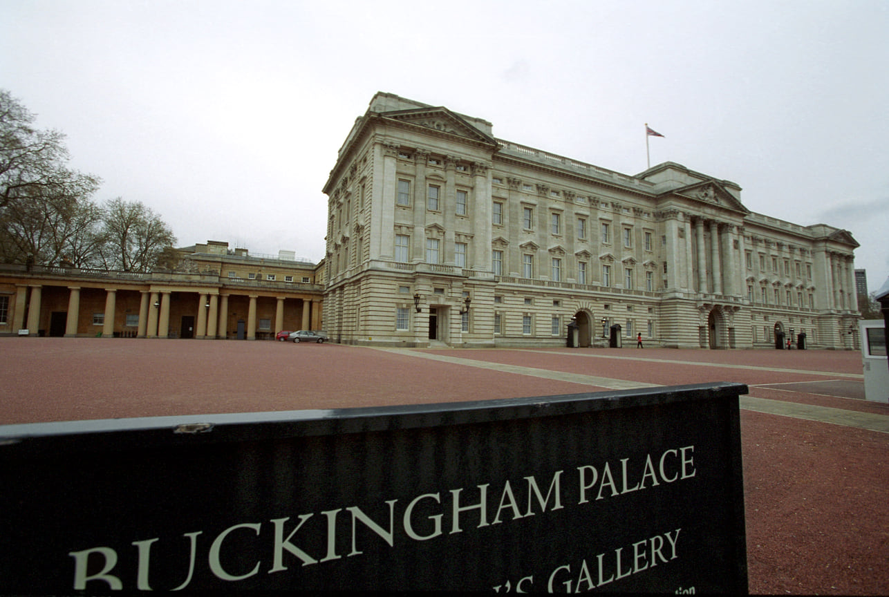 Резиденция королевы Великобритании Елизаветы II - Букингемский дворец.