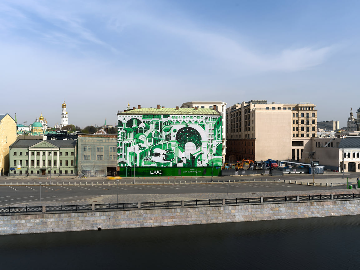 Работа Александра Дашевского «Арки времени» украсила фасад клубного дома DUO с видами на Кремль
