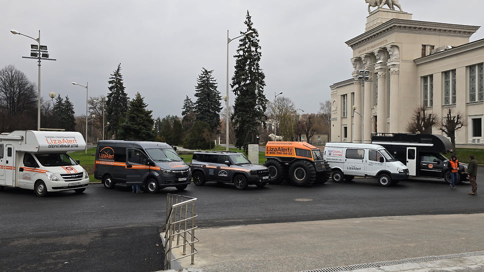 Штабные автомобили «ЛизаАлерт», которые были закуплены благодаря благотворительной программе «ДоброFON»