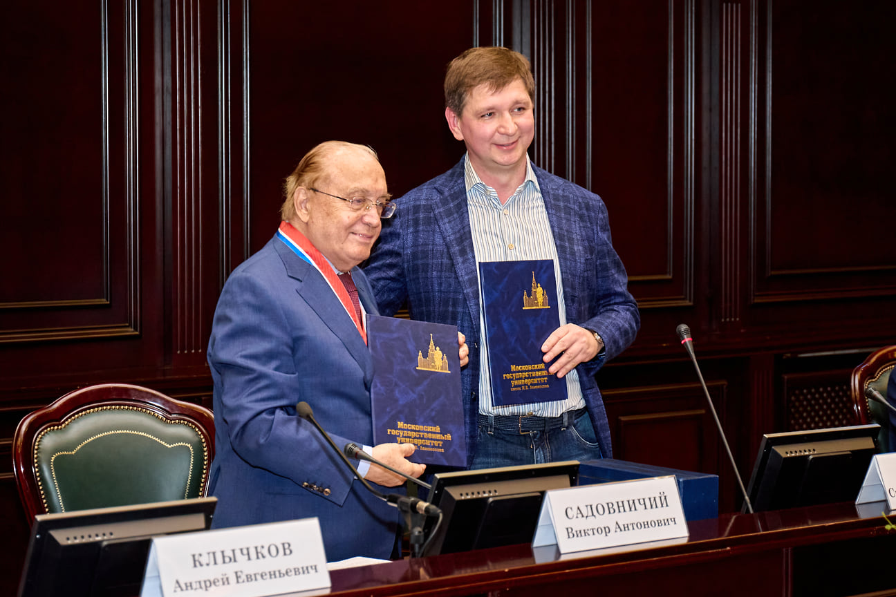 Ректор МГУ Виктор Садовничий (слева) и глава Т-Банка Станислав Близнюк