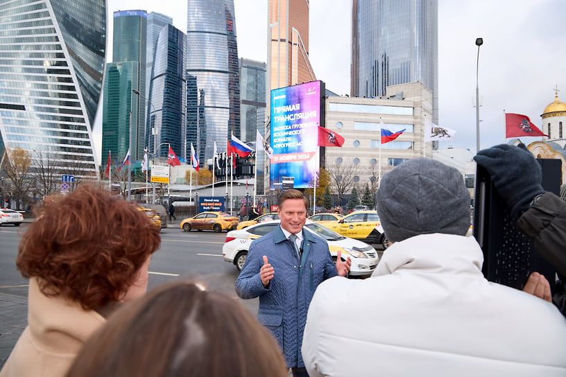 Генеральный директор медиахолдинга МАЕР Константин Майор на фоне медиафасада