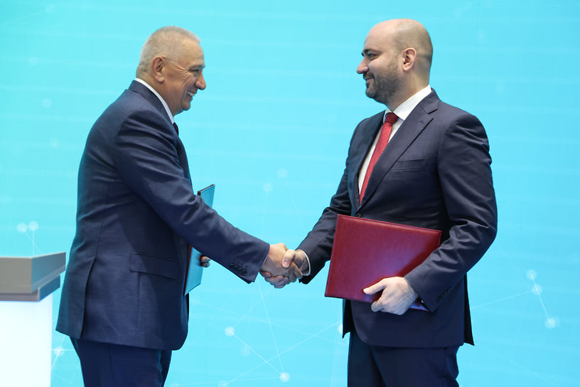 Председатель совета директоров ГК «Полипласт» Александр Шамсутдинов и губернатор Самарской области Вячеслав Федорищев