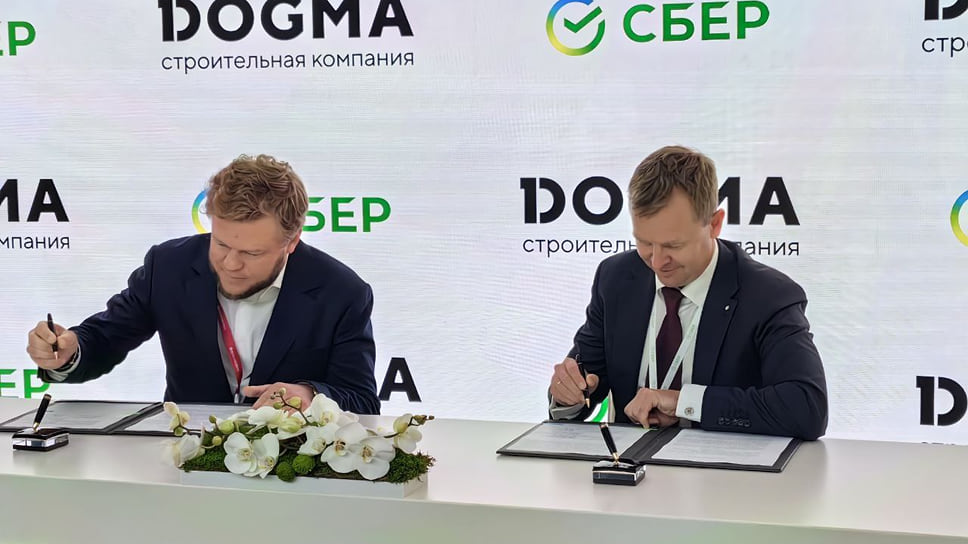Президент федеральной компании DOGMA Денис Морозов (слева) и заместитель председателя правления Сбербанка Анатолий Попов 