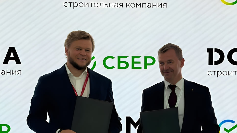 Президент федеральной компании DOGMA Денис Морозов (слева) и заместитель председателя правления Сбербанка Анатолий Попов 