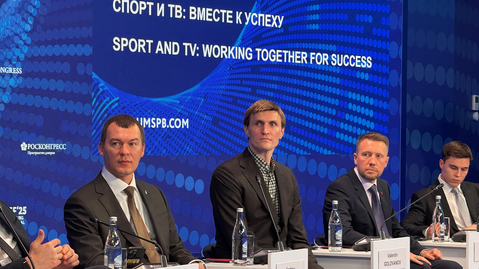 Слева направо: министр спорта Российской Федерации Михаил Дегтярев, президент Российской федерации баскетбола Андрей Кириленко, управляющий акционер FONBET Валентин Голованов, олимпийский чемпион по спортивной гимнастике Никита Нагорный 