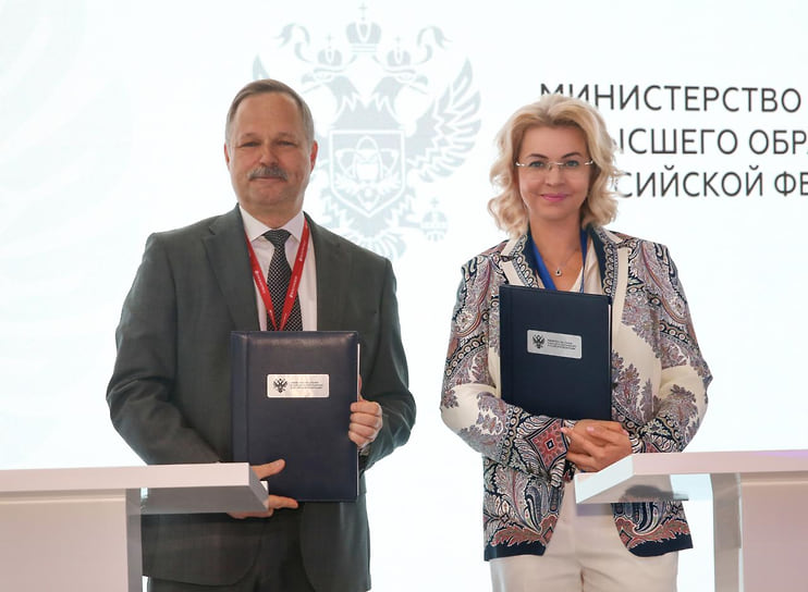 Ректор МГТУ им. Н.Э. Бумана Михаил Гордин и председатель правления НОВИКОМа Елена Георгиева