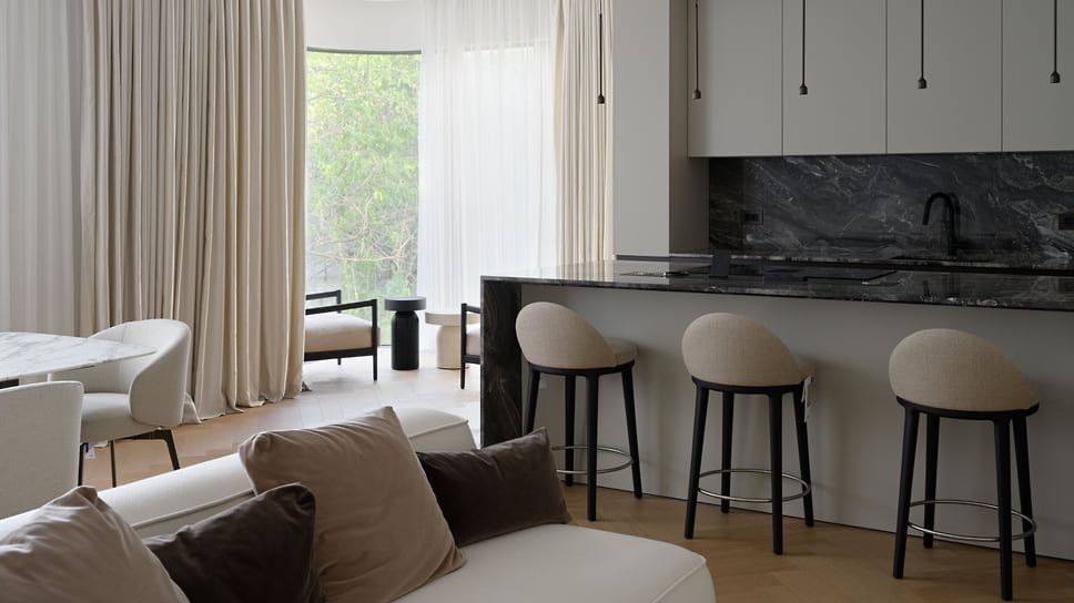 Кухня-гостиная в квартире клубного дома TURGENEV