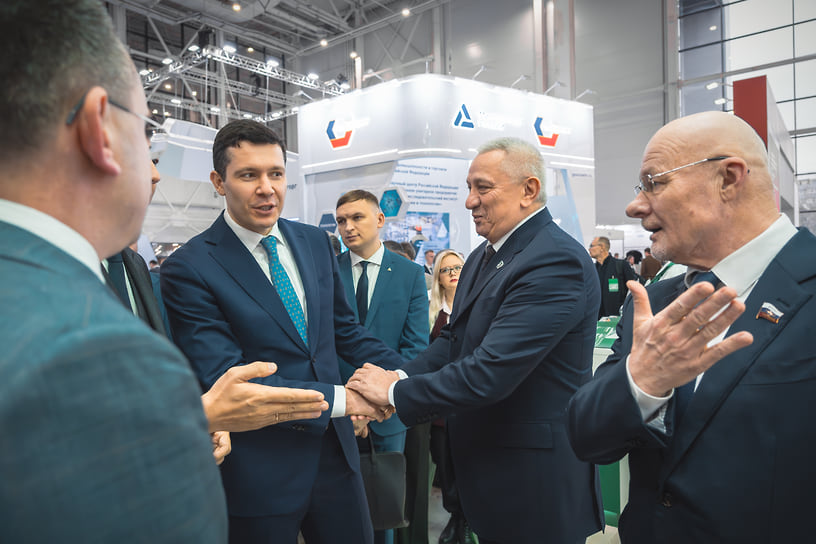 Антон Алиханов (второй слева) во время посещения стенда ГК «Полипласт»