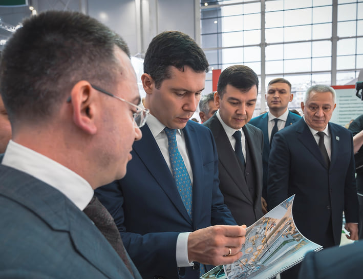 Антон Алиханов (второй слева) во время посещения стенда ГК «Полипласт»