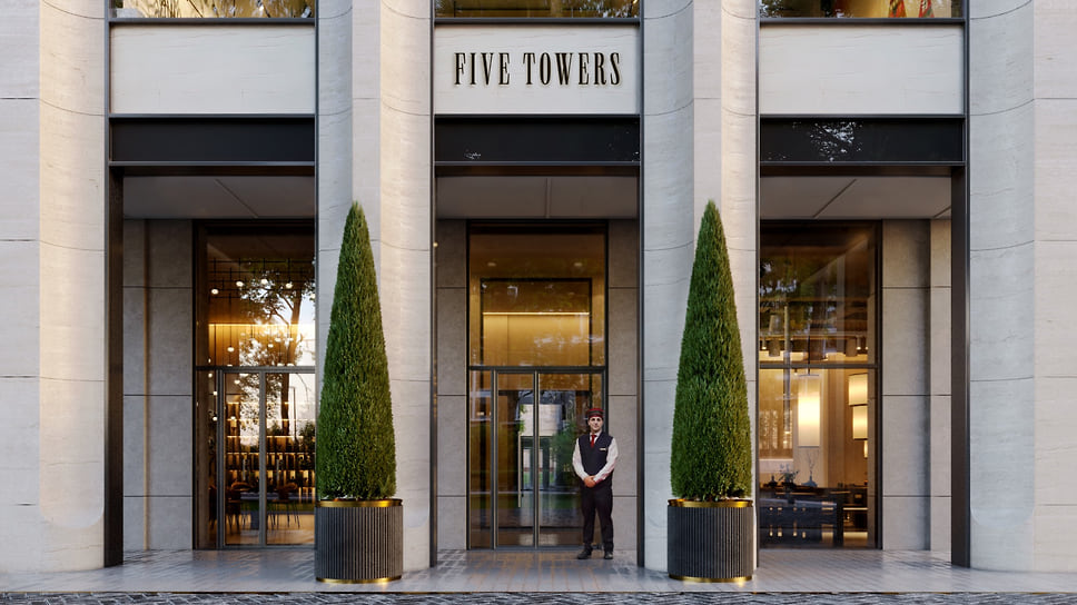 Вход в гранд-лобби Five Towers