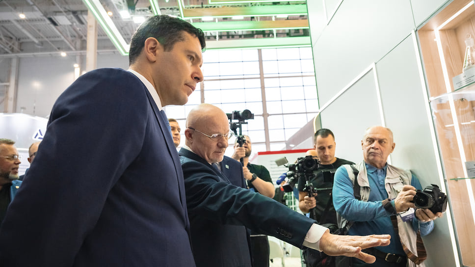 Генеральный директор АО «Полипласт» Александр Ковалев (в центре) показывает стенд Антону Алиханову, министру промышленности и торговли РФ