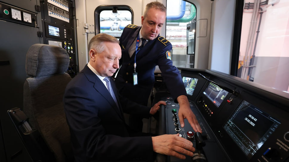 Губернатор Санкт-Петербурга Александр Беглов (слева)