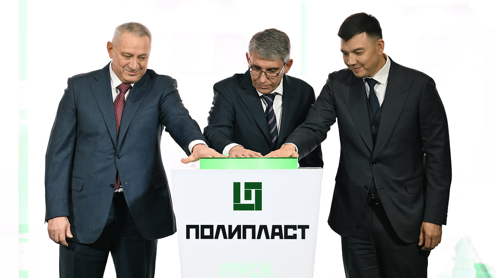 Слева направо: председатель совета директоров ГК «Полипласт» Александр Шамсутдинов, губернатор Тульской области Дмитрий Миляев, заместитель министра промышленности и торговли РФ Михаил Юрин