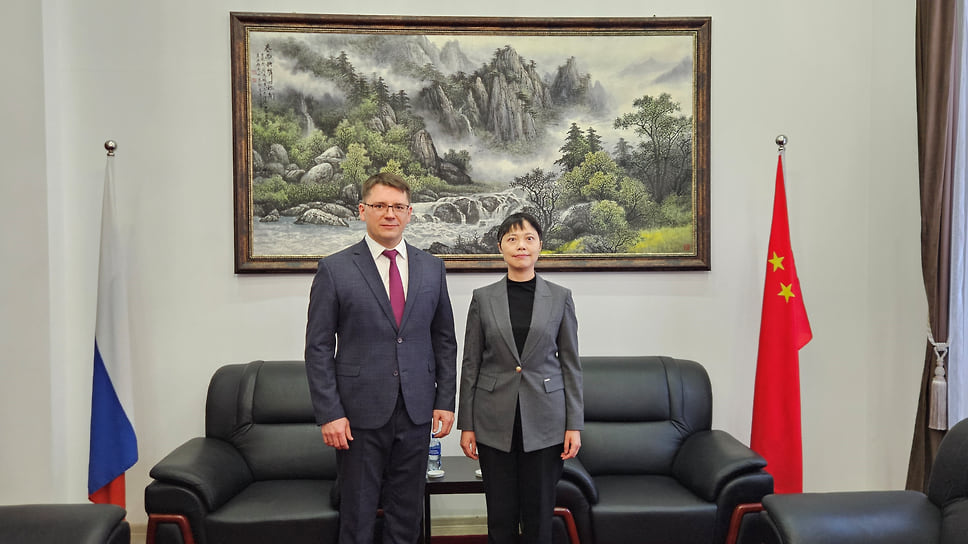 Генеральный директор АО «Фармасинтез» Евгений Орачевский и генеральный консул КНР Лю Юй